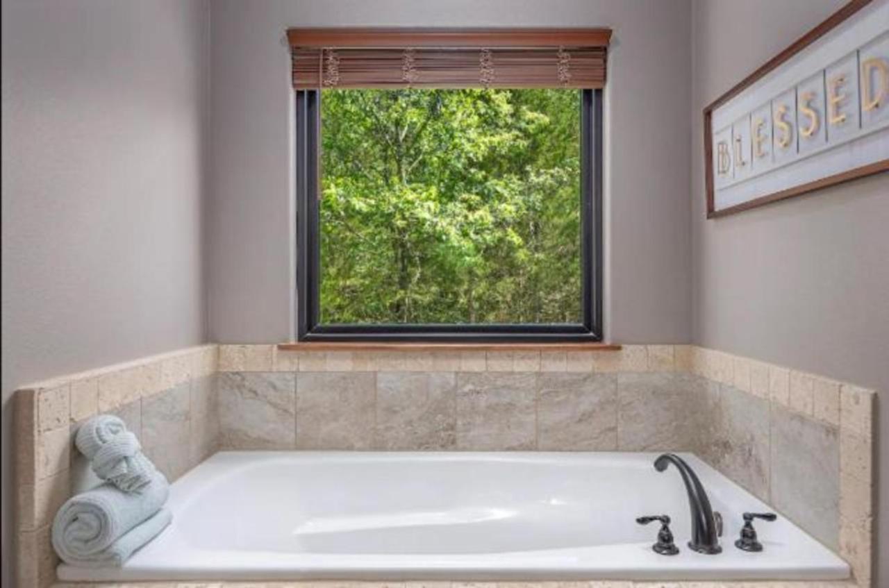 Premier Retreat With Hot Tub, Theater & Pool Table Villa Hollister Eksteriør bilde